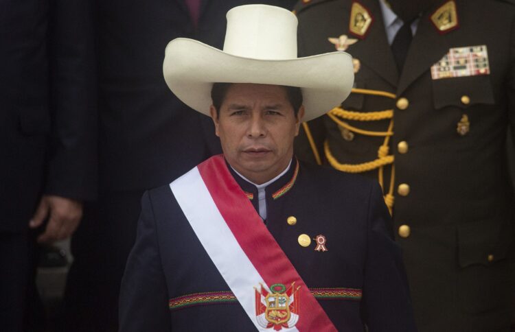 Partido que llevó al poder a Castillo en Perú pasa a la oposición