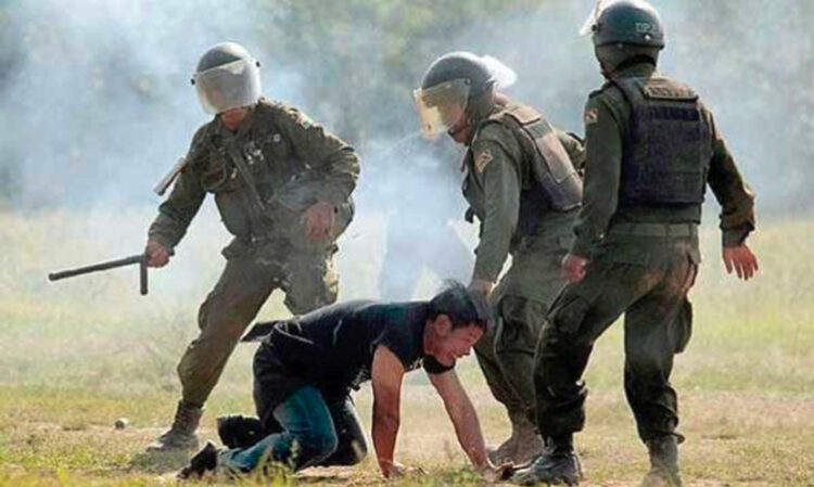 Sentencian a tres generales de la Policía a dos años y ocho meses de cárcel por la represión en Chaparina
