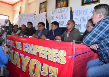 Choferes advierten con cerco a La Paz; Arias responde que las amenazas no lo asustan