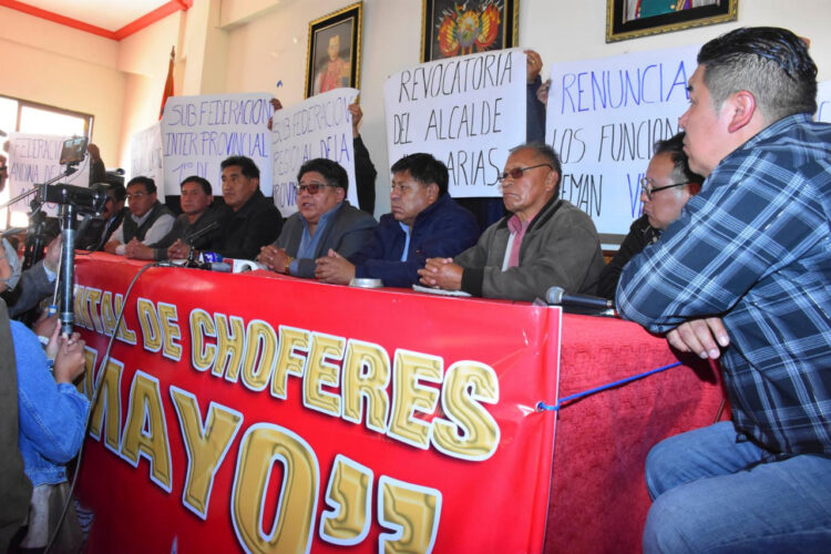 Choferes advierten con cerco a La Paz; Arias responde que las amenazas no lo asustan