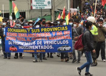 Choferes advierten con medidas y colapso vehicular si se nacionaliza autos chutos