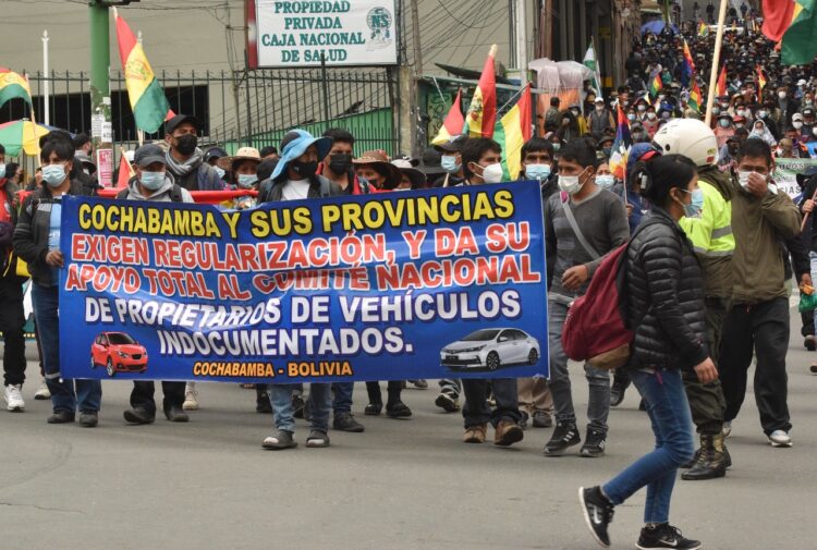 Choferes advierten con medidas y colapso vehicular si se nacionaliza autos chutos