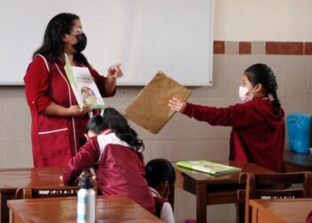 Advierten con descuentos a maestros y directores que suspendan clases por conflicto minero