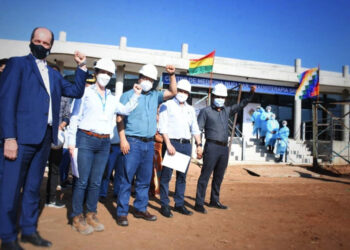 El presidente Luis Arce en el acto de entrega de equipos en Pampa de la Isla. Foto: Salud