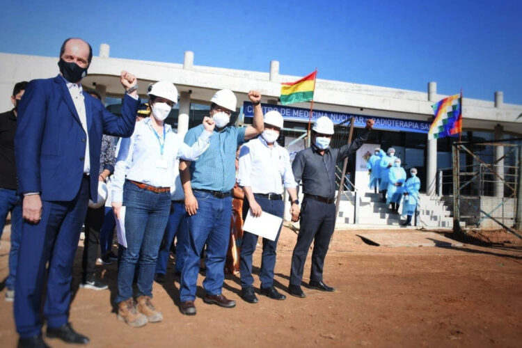El presidente Luis Arce en el acto de entrega de equipos en Pampa de la Isla. Foto: Salud