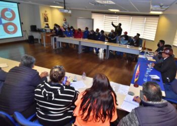 Previo a cita con los privados, Gobierno y COB se reúnen para analizar el alza salarial