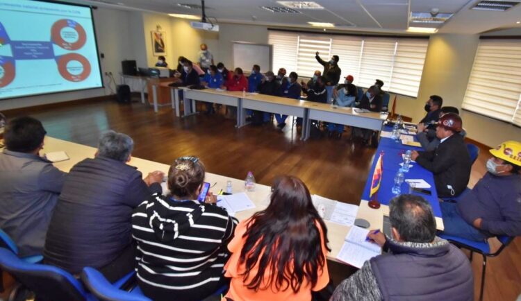Previo a cita con los privados, Gobierno y COB se reúnen para analizar el alza salarial