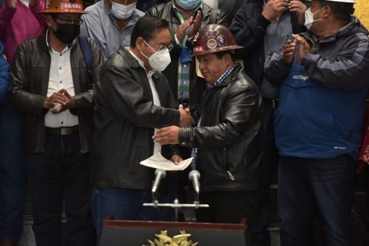 Luis Arce y Juan Carlos Huarachi (COB), el 17 de marzo. Foto: Rodwy Cazón