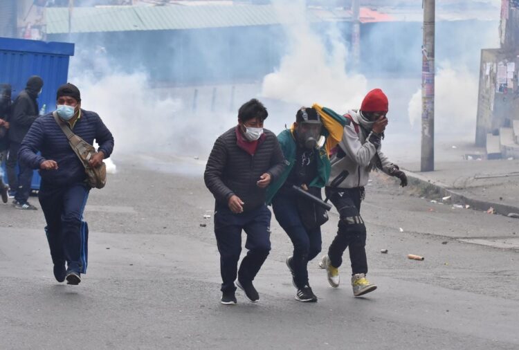 Vuelven la tensión y los enfrentamientos entre la Policía y la Adepcoca, se reporta un herido