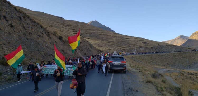 Marcha en puertas de La Paz, cocaleros dan ultimátum para el cierre del mercado paralelo