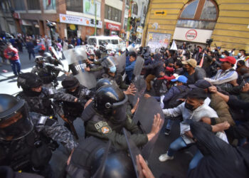 Marchas cocaleras acaban con gasificación, jaloneos, explosión de dinamitas y un aprehendido
