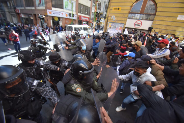 Marchas cocaleras acaban con gasificación, jaloneos, explosión de dinamitas y un aprehendido