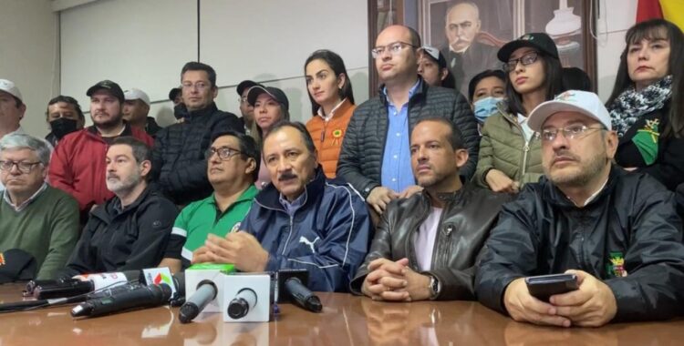 Cívicos cruceños se reúnen para tomar medidas por la aprehensión de Camacho