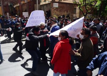 La Alcaldía ratifica acciones legales, pero convoca a dialogar al transporte interciudad