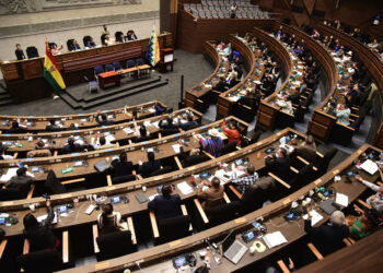 Oficialismo y oposición piden comisiones para indagar corrupción en ABC y la Gobernación cruceña