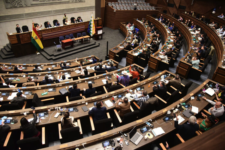Oficialismo y oposición piden comisiones para indagar corrupción en ABC y la Gobernación cruceña