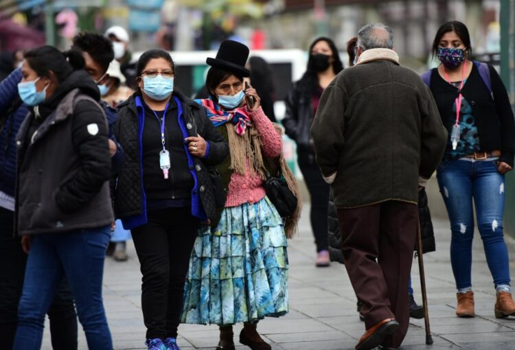 Contagios en La Paz se duplican a más de 300; en la capital se busca reforzar la vacunación