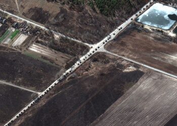 Rusia amasa tropas en torno a Kiev, que teme verse rodeada