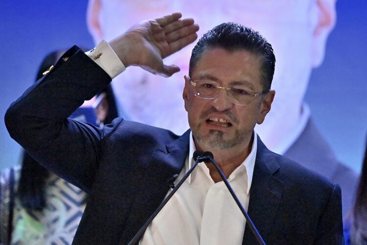 Rodrigo Chaves, del escándalo por acoso a la presidencia de Costa Rica