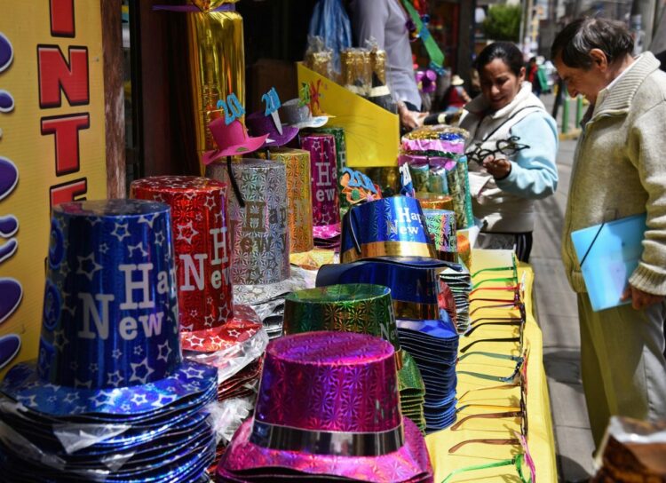 ¿Listo para Año Nuevo? Sombreros con luces y cascos ‘cheleros’ son los cotillones más populares