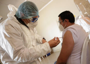 La UE y la OMS piden vacunación conjunta de gripe y coronavirus para este invierno
