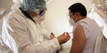 La UE y la OMS piden vacunación conjunta de gripe y coronavirus para este invierno