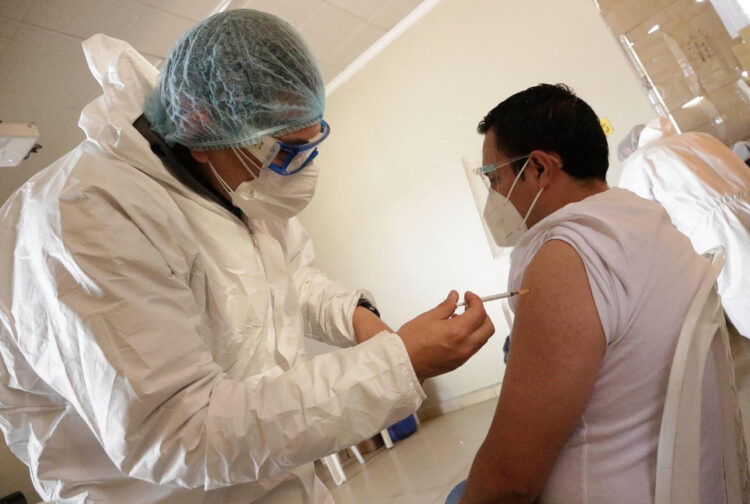 La UE y la OMS piden vacunación conjunta de gripe y coronavirus para este invierno