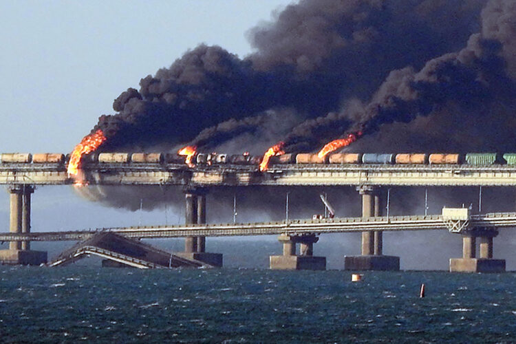 Buzos rusos analizan el puente de Crimea tras la explosión