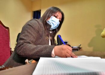 Nadia Cruz presenta su postulación a Defensora y dice que es una decisión familiar