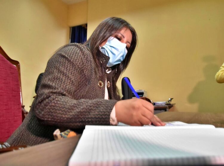 Nadia Cruz presenta su postulación a Defensora y dice que es una decisión familiar