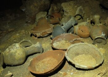 Hallan en Israel una cueva funeraria de la época de Ramsés II