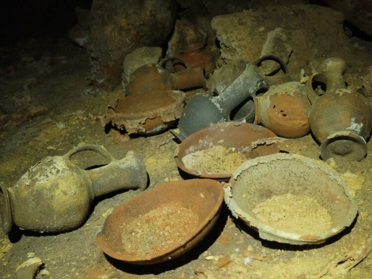 Hallan en Israel una cueva funeraria de la época de Ramsés II