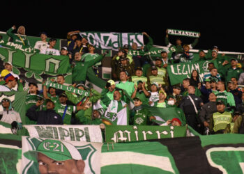 Hinchas del Deportivo Cali invaden campo e increpan a jugadores en partido del fútbol colombiano