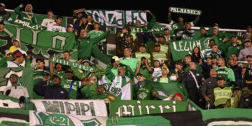 Hinchas del Deportivo Cali invaden campo e increpan a jugadores en partido del fútbol colombiano