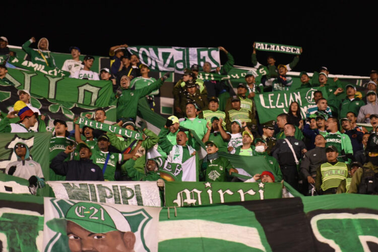 Hinchas del Deportivo Cali invaden campo e increpan a jugadores en partido del fútbol colombiano