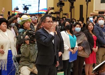 El momento del juramento de Pedro Callisaya Aro como Defensor del Pueblo. Foto: Roberto Guzmán