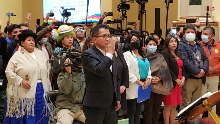 El momento del juramento de Pedro Callisaya Aro como Defensor del Pueblo. Foto: Roberto Guzmán