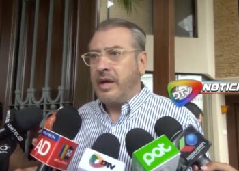 Rómulo Calvo, en rueda de prensa de su casa.