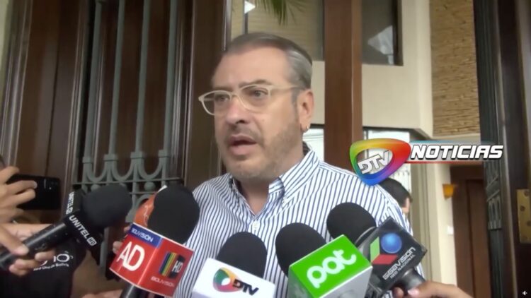 Rómulo Calvo, en rueda de prensa de su casa.
