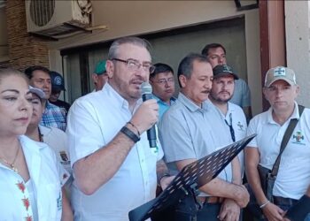 Rómulo Calvo junto a Vicente Cuéllar, en conferencia de prensa, este sábado.