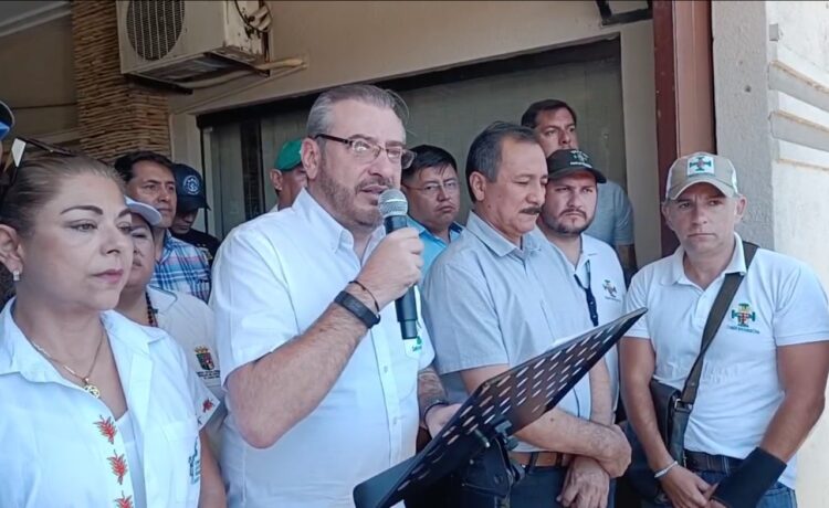 Rómulo Calvo junto a Vicente Cuéllar, en conferencia de prensa, este sábado.