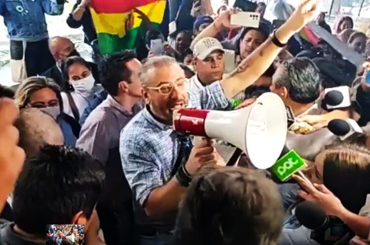 Rómulo Calvo frente a sus seguidores, este miércoles. Foto: CPSC