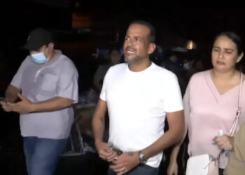 Luis Fernando Camacho fue agredido en pleno incendio del Mutualista por comerciantes