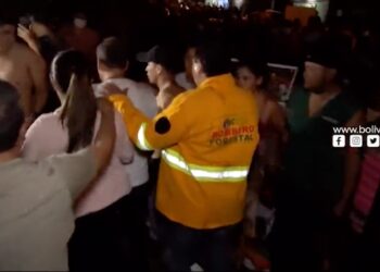 Luis Fernando Camacho es resguardado por su seguridad. Foto: Captura BTV