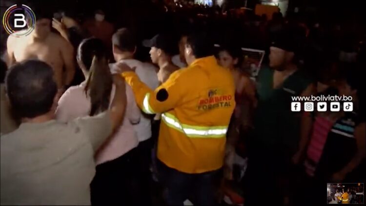 Luis Fernando Camacho es resguardado por su seguridad. Foto: Captura BTV