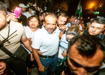 El Gobernador se dio un baño de masas en la manifestación.