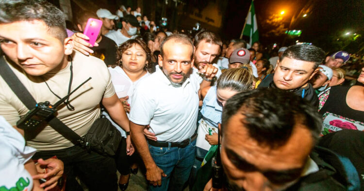 El Gobernador se dio un baño de masas en la manifestación.