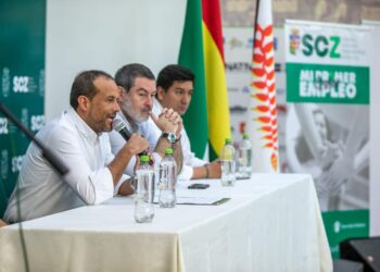 Luis Fernando Camacho, en una reunión con jóvenes, el viernes. Foto: L. F. Camacho
