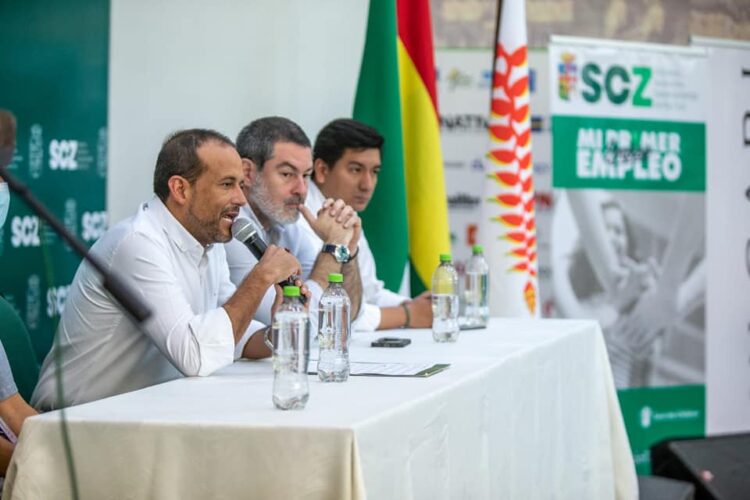 Luis Fernando Camacho, en una reunión con jóvenes, el viernes. Foto: L. F. Camacho