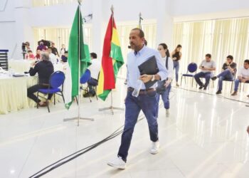 Luis Fernando Camacho se retira del diálogo del 22 de octubre. Foto: ABI